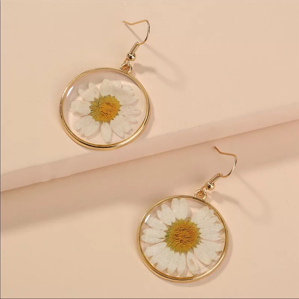 “Daisy Sundays” Real Flower Gold Circle Pendant Bohemian Hippie Plant Earrings - Picture 7 of 7